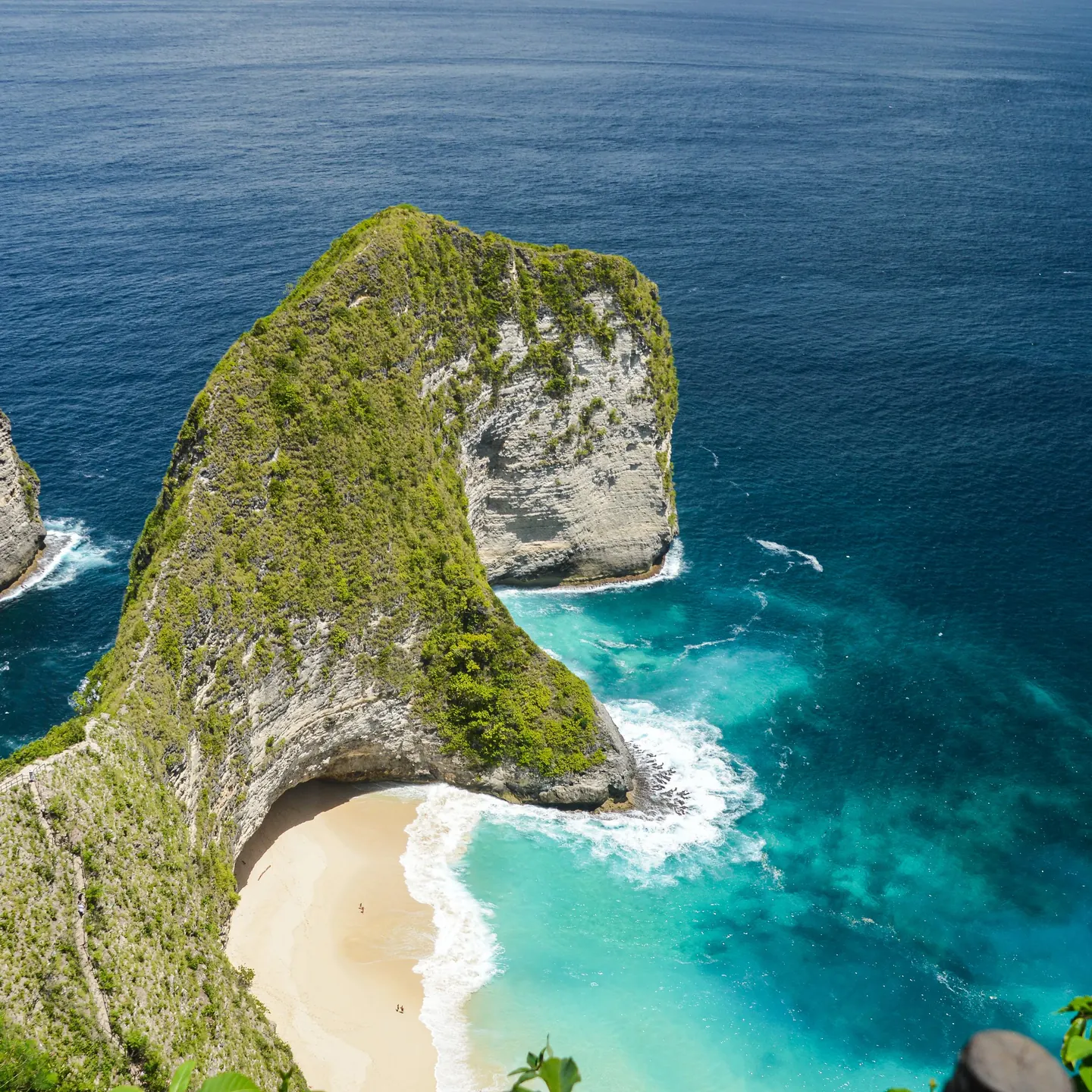 Kelingking headland above a white beach and turquoise water